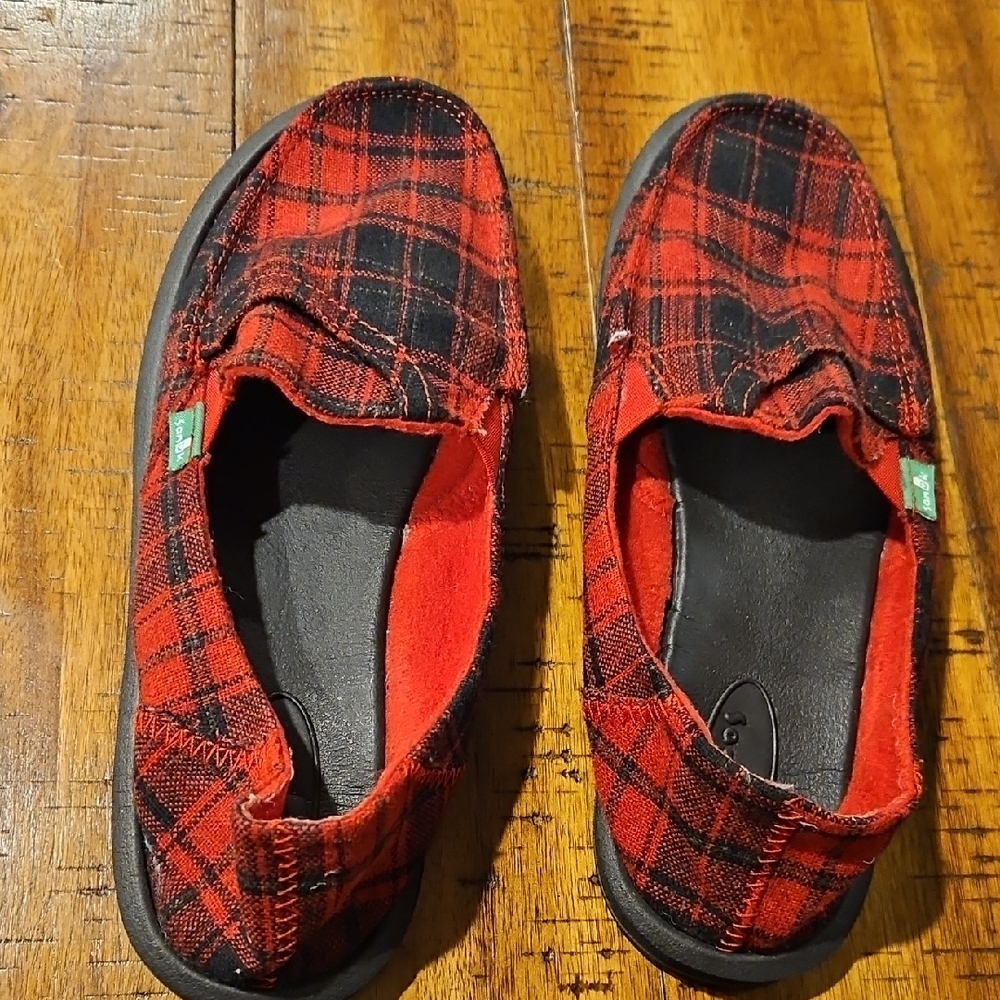 Sanuk Women's Buffalo Check Red and Black Plaid Slip-Ons Size 7